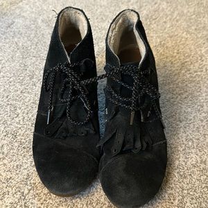 Tom's Desert Wedge Kiltie black suede ankle booties Size 7